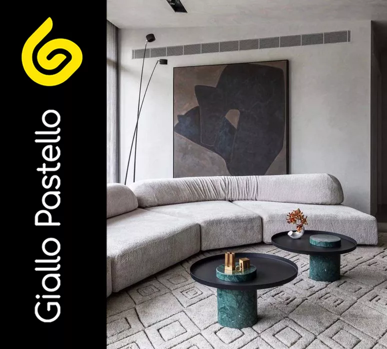 Arredare soggiorno: divano elegante e tavolini - Giallo Pastello Interior Design Brescia